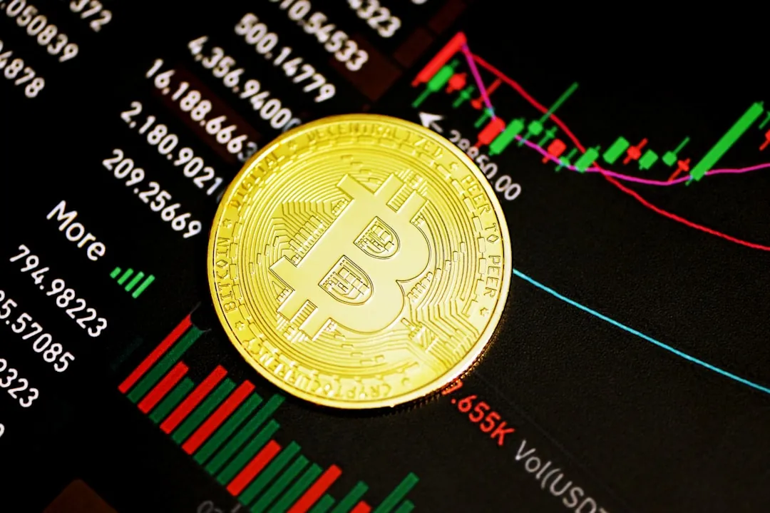 ETF 자금 유출과 비트코인 가격 하락폭의 관계를 비교한 일러스트 이미지