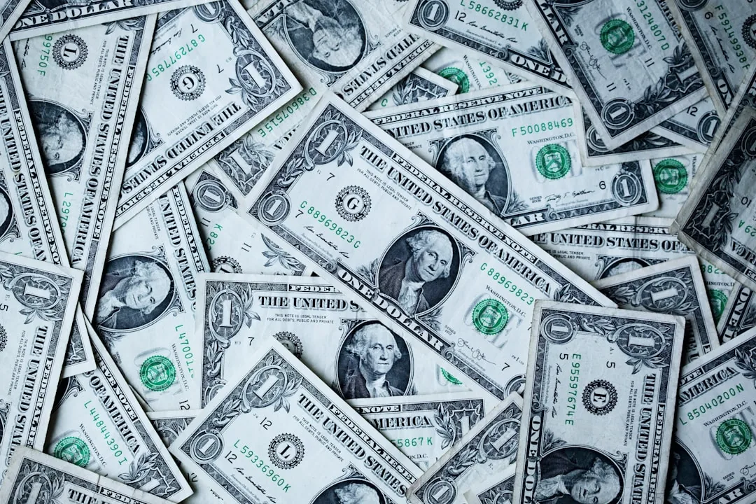 워싱턴 D.C. 미국 연방준비제도(Fed) 건물 외관과 성조기 — 2026년 6월 FOMC 매파적 동결 결정이 코인 시장에 미친 영향을 상징하는 이미지