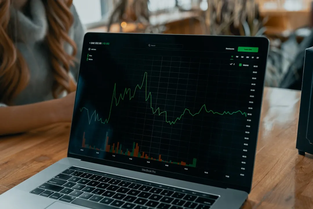 Heikin Ashi 캔들과 일반 캔들의 비교, 50/200 EMA 추세 확인 패턴을 보여주는 차트 인포그래픽