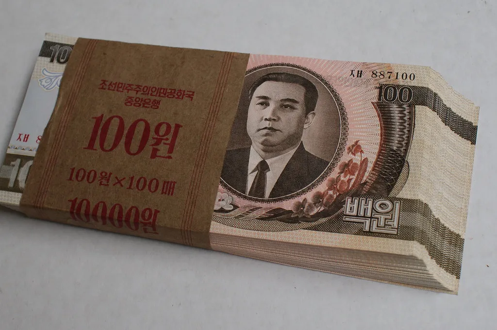 책상 위에 놓인 세금 서류와 계산기 — 2027년 가상자산 과세를 앞두고 미리 계산해 보는 상황을 상징