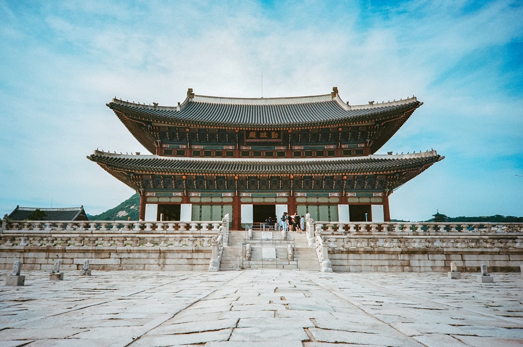 한국 거래소 20% 소유 상한 두나무 빗썸홀딩스 매각 압박 비교 시각화 이미지