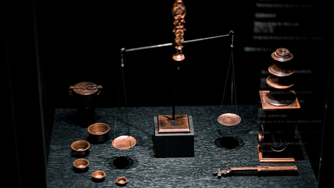 황동 양팔 저울 사진으로, 시장가격과 실현가치를 견주어 코인의 고평가·저평가를 재는 MVRV 밸류에이션 개념을 표현한 이미지