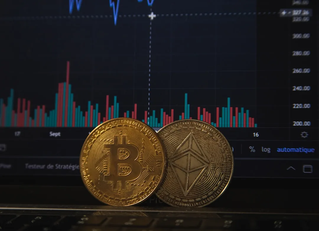 여러 알트코인 토큰과 캔들 차트가 겹쳐진 추상 이미지 — 매파적 FOMC 이후 긴축 장기화 국면에서 알트코인이 받는 영향을 상징