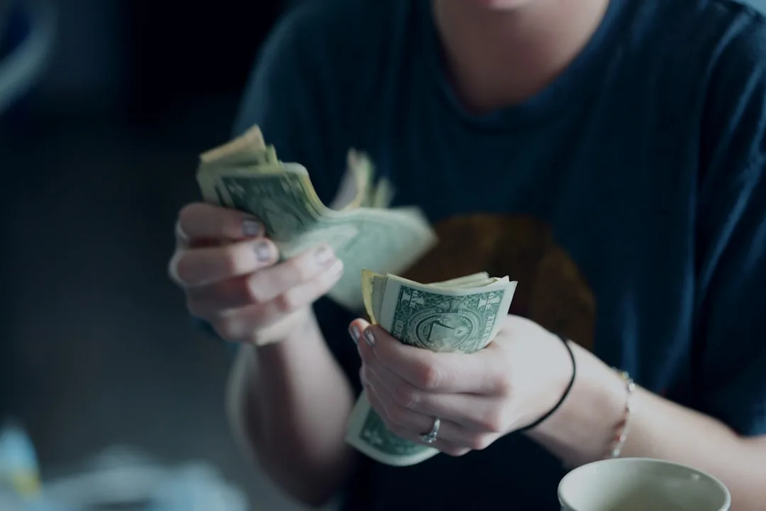 USDT와 USDC의 발행량과 소각이 자금 유입·유출 신호로 읽히는 구조를 설명하는 본문 이미지