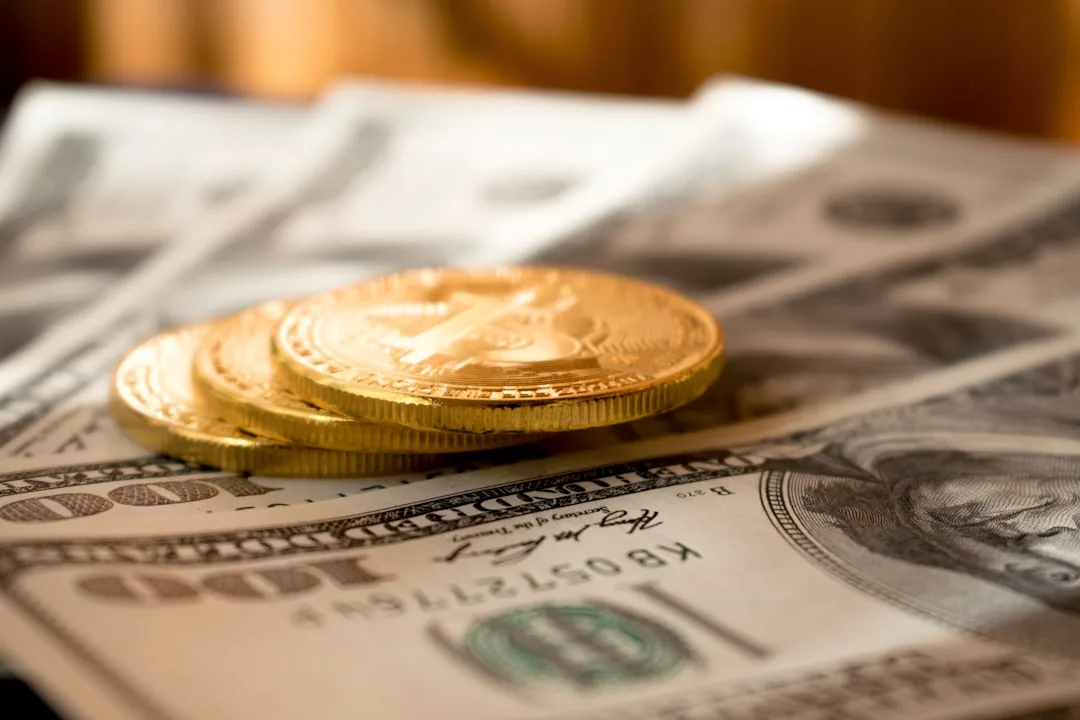 스테이블코인 USDT와 USDC의 시가총액 차트가 코인 시장 유동성을 가리키는 모습을 상징하는 이미지