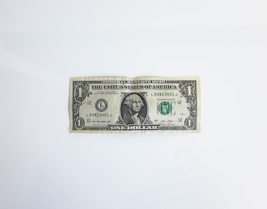 USDT·USDC·DAI 같은 스테이블코인이 1달러 가치를 유지하는 원리를 상징하는 디지털 달러 코인 이미지